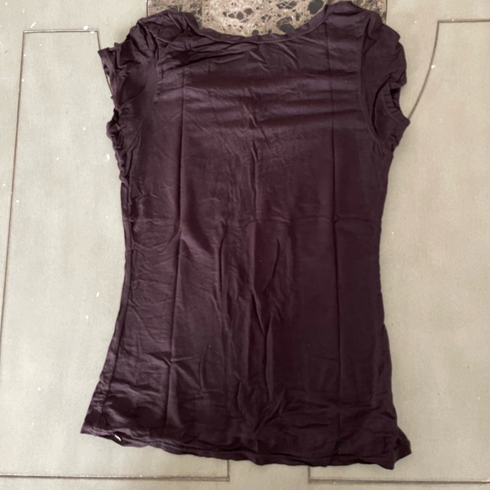 Guess T-Shirt in XS junior size excellent condition.